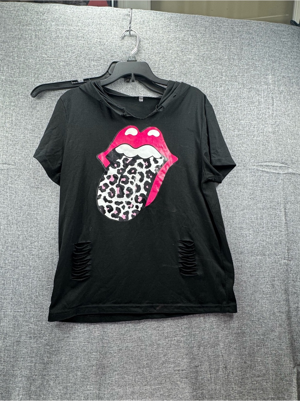 Black Short-Sleeve Hooded Tee with Pink Leopard Tongue Graphic